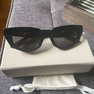 New Dezi On Read sunglasses in Black